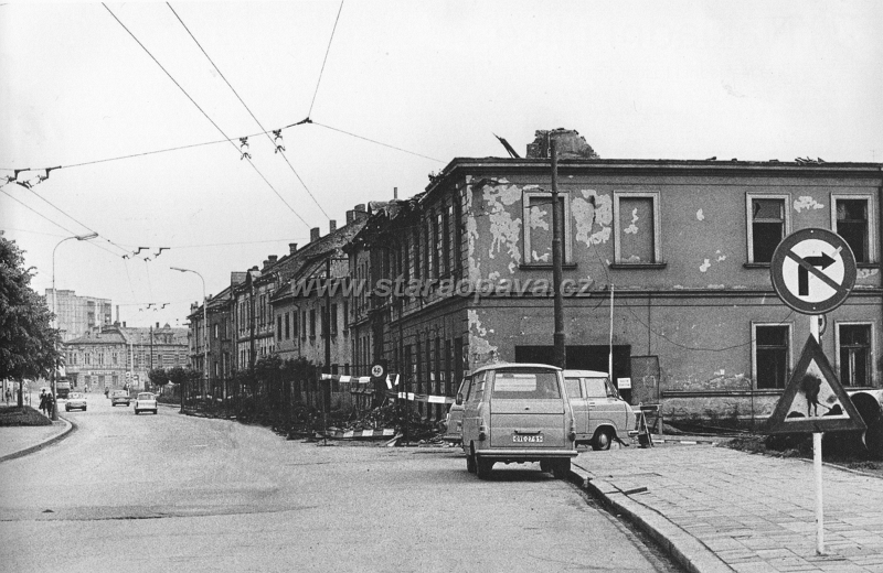ratiborska (5).jpg - Průhled ulici Ratibořskou, odbočka vpravo je na ulici Holasickou. Fotografie z konce 70.let 20.století
